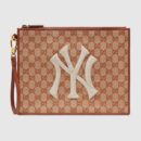 547796 Gucci NY Yankees™ 贴饰 经典GG帆布 手拿包 砖红色