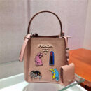 1BA217 Prada女包 Prada Panier 珐琅金属贴花 Saffiano皮革 Prada手袋 藕粉