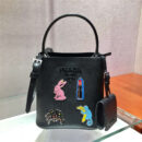 1BA217 Prada女包 Prada Panier 珐琅金属贴花 Saffiano皮革 Prada手袋 黑色