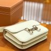 3a4f0fa1ba7ccf8.jpg 爱马仕 Constance 18cm Swift牛皮 奶昔白 银扣 原版蜜蜡线 顶级手工缝制