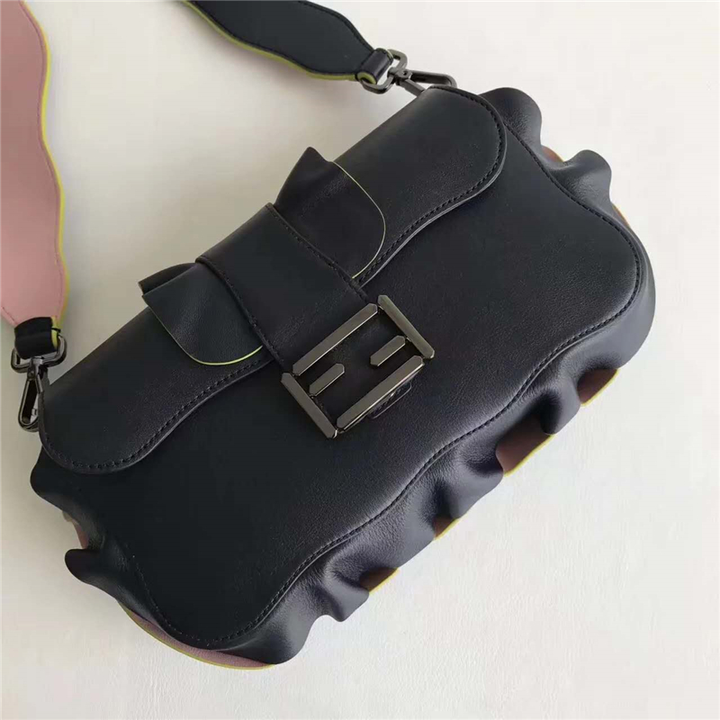8783 FENDI 芬迪 时装秀款 宽肩带荷叶边 单肩包挎包 黑包黑粉带