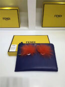 0363 FENDI 芬迪 柔软小牛皮 毛绒眼睛 拉链手拿包 蓝色