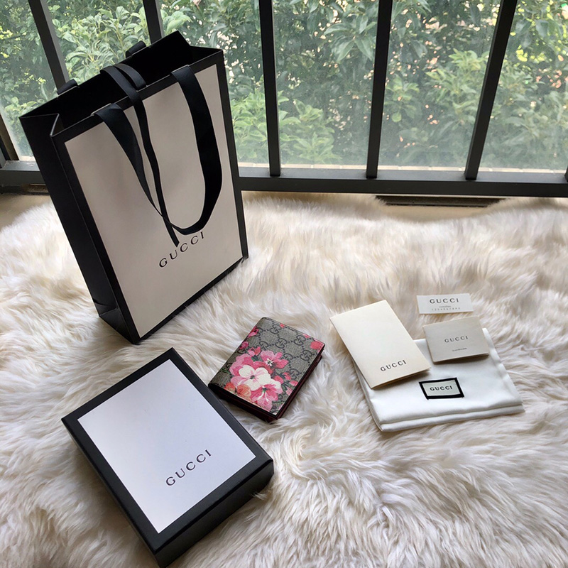 453176 Gucci GG Blooms 印花卡其配粉色人造帆布零钱包 卡片夹