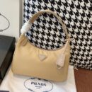 1NE515 Prada Re-Edition 2000 尼龙迷你手袋 普拉达半月包 杏色