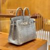 4aa0d72a7139540.jpg 爱马仕 Birkin 铂金包 巴黎灰 一级皮 尼罗鳄鱼皮 臻品级别 银扣 25cm