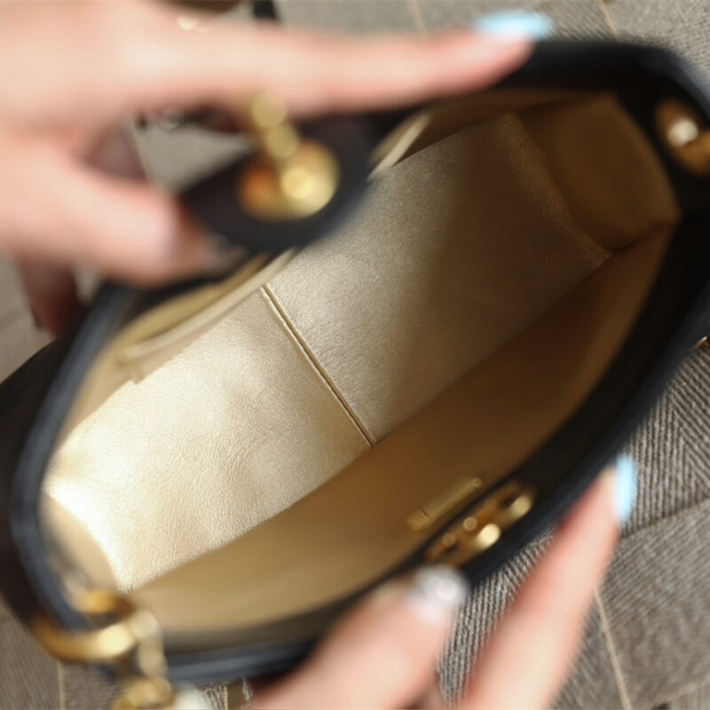 5c0c89796a.jpg Chanel 24S系列AS4862汤圆珍珠Hobo包黑色免检版