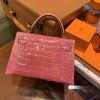 68b903cccf9ed3d.jpg 爱马仕 Mini Kelly 粉色 一级美洲鳄鱼皮 顶级全手工缝制 臻品级别 19cm 2代