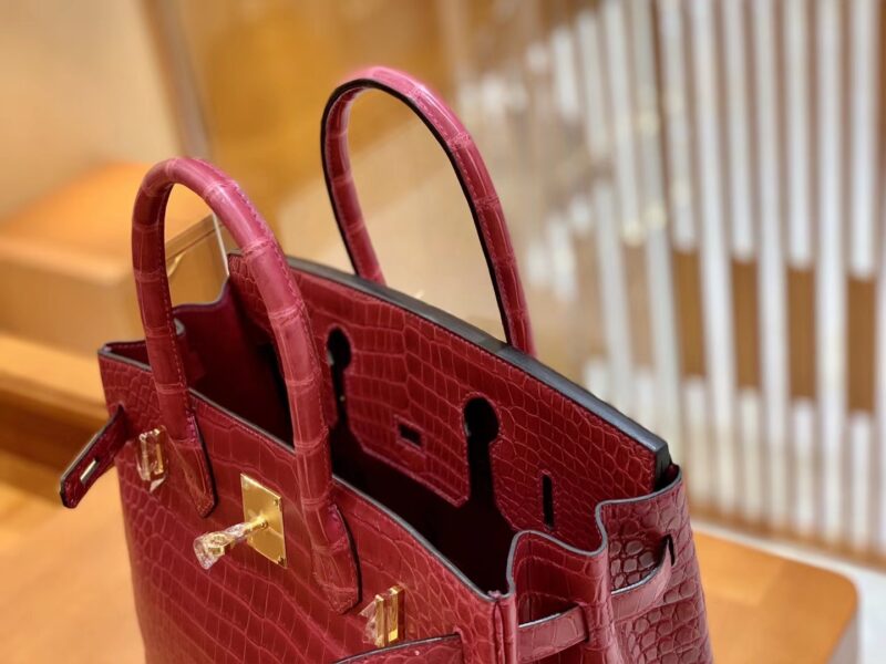 爱马仕 Birkin 铂金包 石榴红 倒V 一级皮 湾鳄鱼皮 臻品级别 金扣 30cm - Image 5