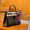 75808fd8afec4e0.jpg 爱马仕 Kelly 28cm 经典黑 银扣 BOX猫爪纹牛皮 全手工缝制 臻品工序
