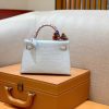 770f5156c441b63.jpg 爱马仕 Mini Kelly 迷你凯莉 冰川白 奶昔白 一级美洲鳄鱼皮 全手工缝制 臻品级别 银扣 19cm 2代