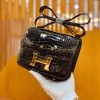 7d535474a1c4912.jpg 爱马仕 Constance 18cm 美洲鳄鱼皮 深咖啡 摩卡 金扣 全手工缝制 现货
