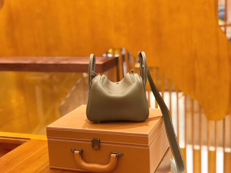 爱马仕 Mini Lindy 18cm 大象灰 Togo牛皮 银扣 原版蜜蜡线 顶级手工缝制 - Image 3