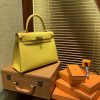 9331fb5acf29fc7.jpg 爱马仕 Kelly凯莉包 掌纹小牛皮 琥珀黄 进口原料 原版蜜蜡线 顶级工艺 金扣 28cm
