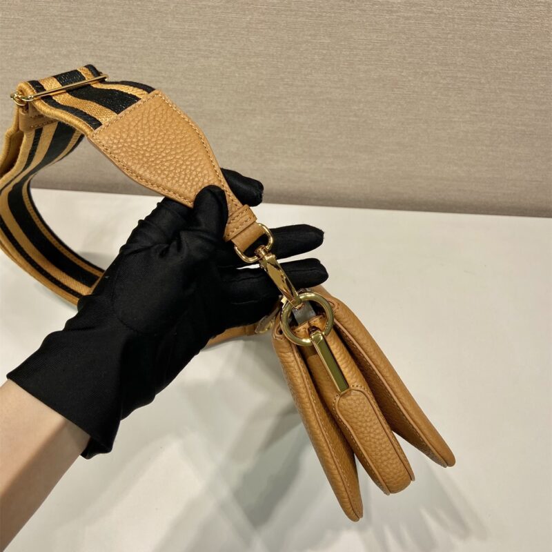 Prada单肩三层包1BH194棕色免检版 - Image 5