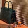 9815dd81db84212.jpg 爱马仕 Birkin铂金包 祖母绿 湾鳄 一级皮 倒V 进口原料 顶级手缝工艺 30cm