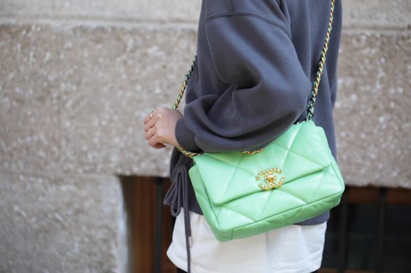 Chanel香奈儿 19 Flap Bag AS1160小号26C牛油果绿 - Image 7