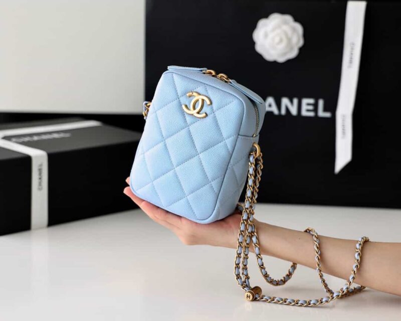 CHANEL 幻彩颗粒压花牛皮竖款相机包 AS2857浅蓝色