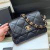 CHANEL 2021年早春度假新款字母腋下包 AS2299黑色