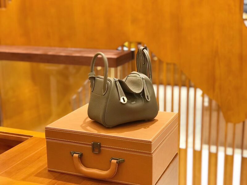 爱马仕 Mini Lindy 18cm 大象灰 Togo牛皮 银扣 原版蜜蜡线 顶级手工缝制 - Image 2