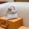 c7df146efe8379b.jpg 爱马仕 Mini Kelly 迷你凯莉 冰川白 奶昔白 一级美洲鳄鱼皮 全手工缝制 臻品级别 银扣 19cm 2代