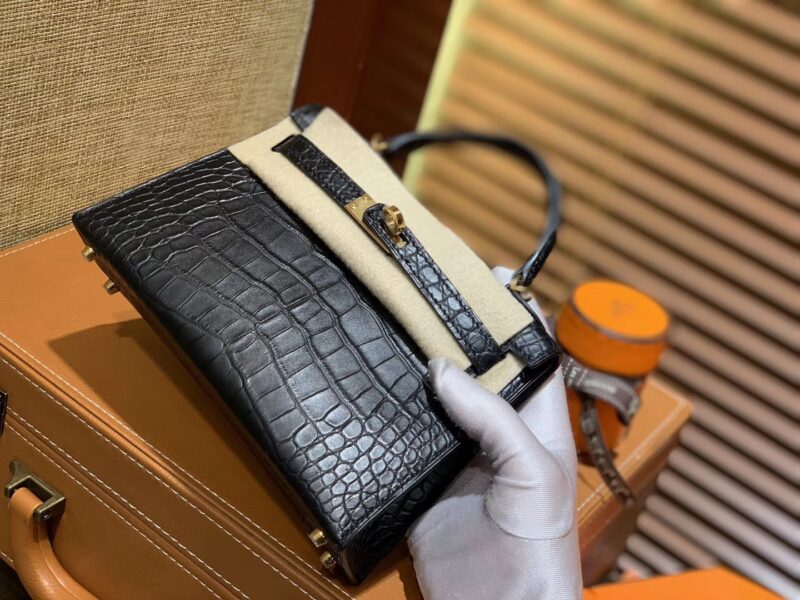 爱马仕 Mini Kelly 迷你凯莉 黑色 一级美洲鳄鱼皮 全手工缝制 臻品级别 金扣 19cm 2代 - Image 4