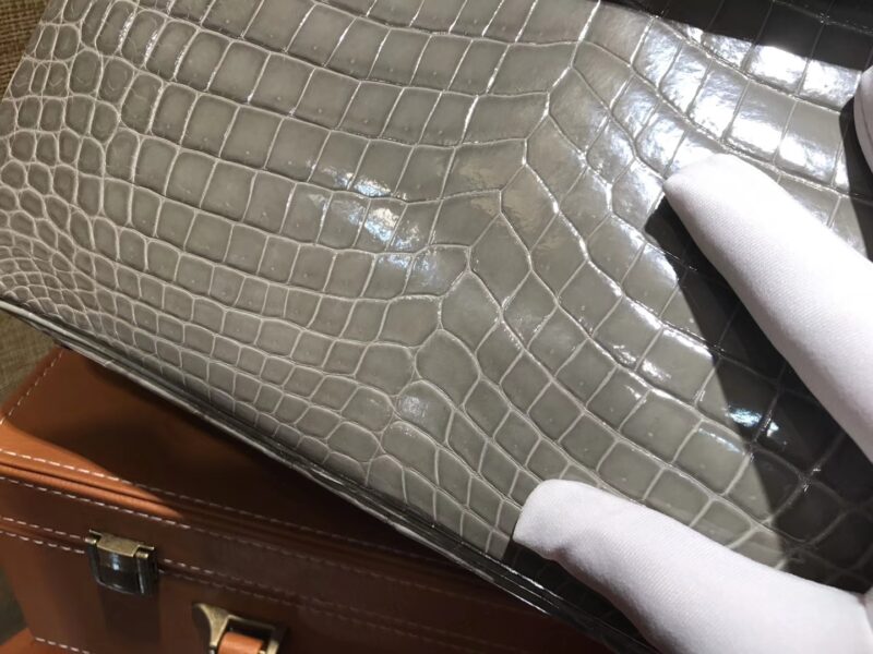 爱马仕 Birkin铂金包 斑鸠灰 一级皮 尼罗鳄鱼 进口原料 顶级手缝工艺 银扣 30cm - Image 5