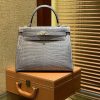 e102e53ec277de9.jpg 爱马仕 Kelly 28cm 巴黎灰 一级尼罗鳄鱼皮 顶级手缝工艺 金扣