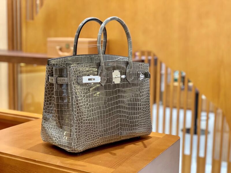 爱马仕 Birkin 铂金包 斑鸠灰 倒V 一级皮 湾鳄鱼皮 臻品级别 银扣 30cm - Image 5