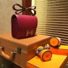 fc5dc61cd60f7d4.jpg 爱马仕 Constance 18cm 石榴红 珐琅银扣 掌纹牛皮 全手工缝制 现货