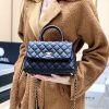 CHANEL 经典款之Coco handle 23CM A92990黑色/香槟色五金/酒红手柄/红色内里