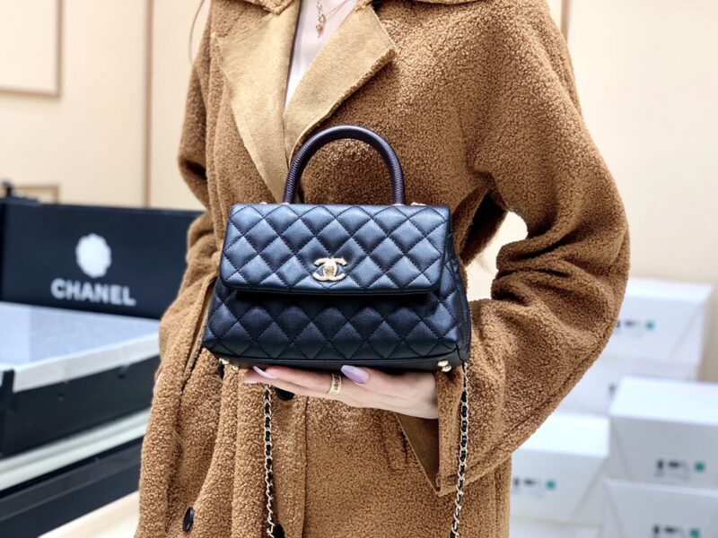 CHANEL 经典款之Coco handle 23CM A92990黑色/香槟色五金/酒红手柄/红色内里 - Image 2