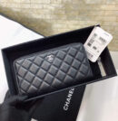 CHANEL 经典款进口羊皮拉链钱夹 AP0242黑色/银扣