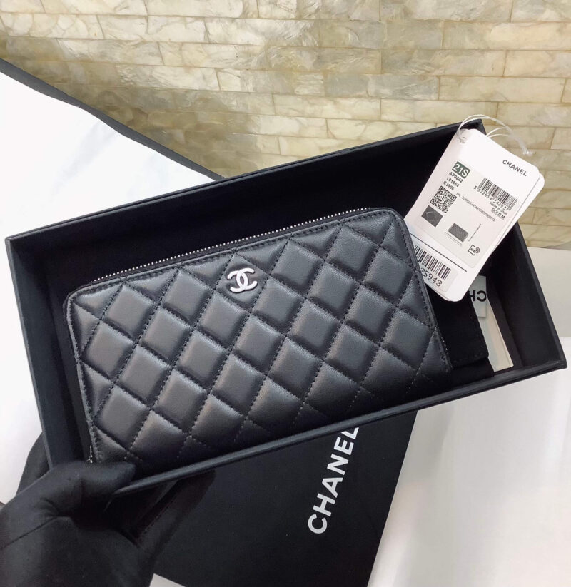CHANEL 经典款进口羊皮拉链钱夹 AP0242黑色/银扣