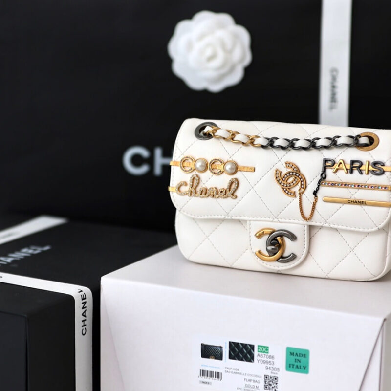 CHANEL CF徽章限量版斜挎包 AS2978白色