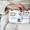 CHANEL CF徽章限量版斜挎包 AS2978白色