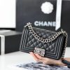 i1638587739_9413_1.jpg CHANEL 经典款之Leboy 20CM BAG A67085黑色鱼子酱牛皮/银扣