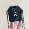CHANEL 22A 高级手工坊系列金币小水桶包 AP2859黑色