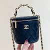 CHANEL 22A 高级手工坊系列手柄化妆包
