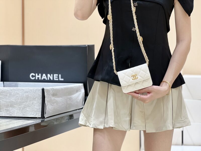 CHANEL 22A高级手工坊系列金币包 AP2857白色 - Image 2
