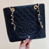 CHANEL 鱼子酱牛皮GST小号手袋 A50994
