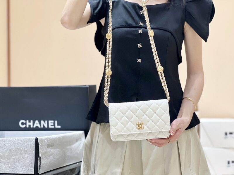CHANEL 22A高级手工坊系列金币WOC链条包 AP2840白色 - Image 2