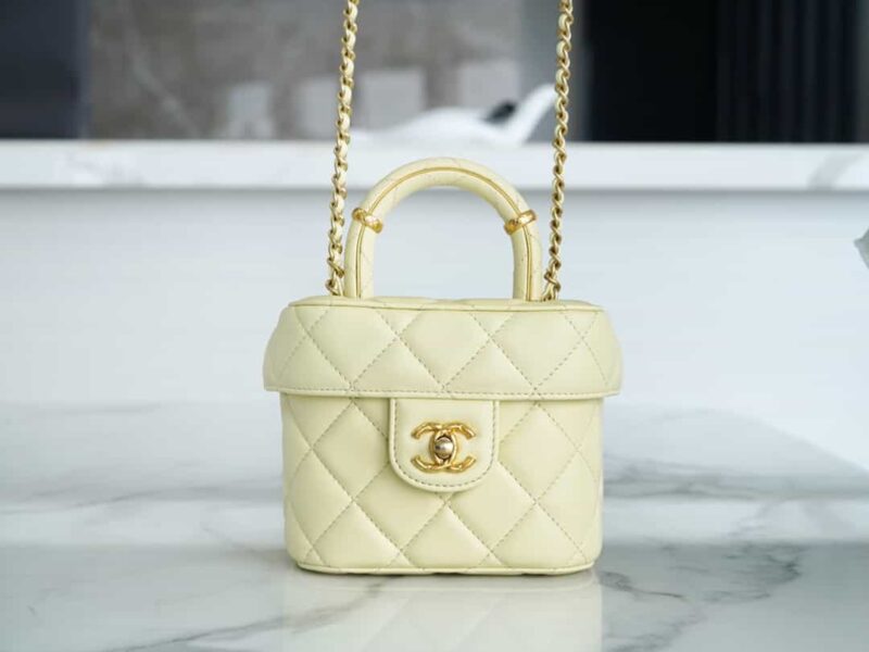 CHANEL 羊皮小号化妆包 AS3973 B10657 NN289