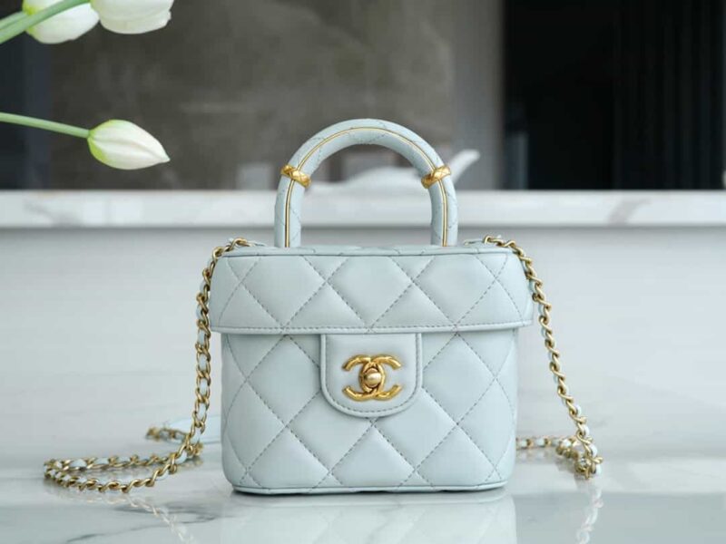 CHANEL 羊皮小号化妆包 AS3973 B10657 NN268