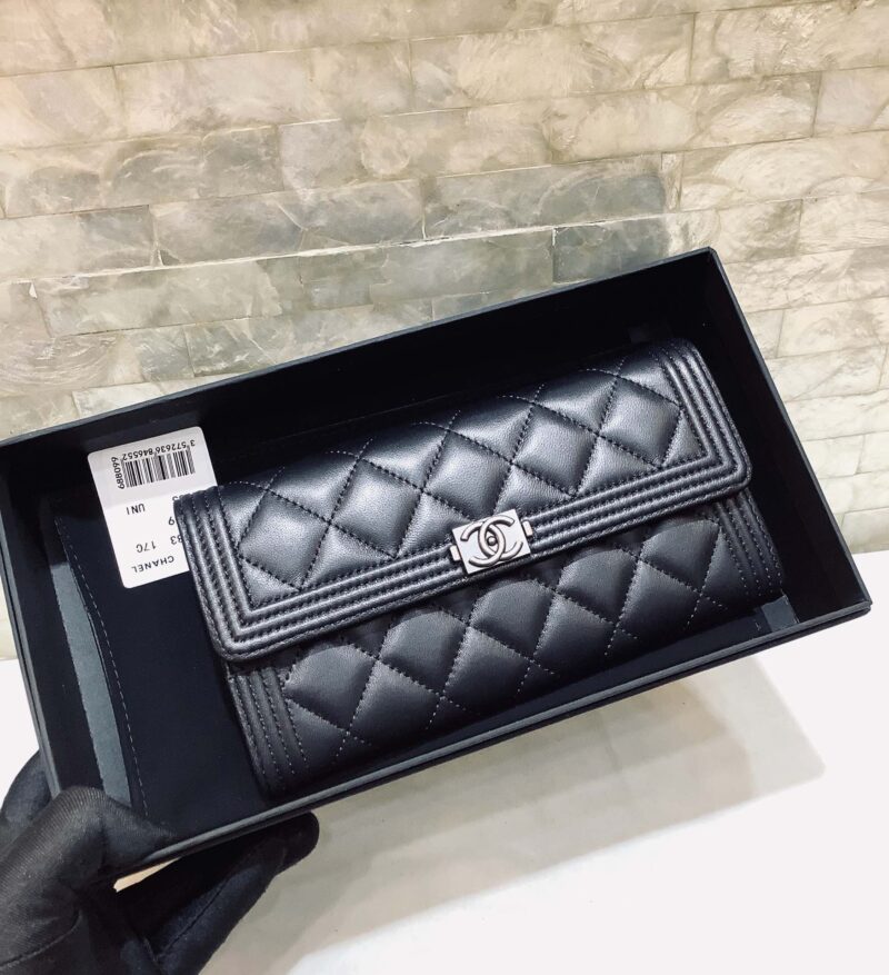 Chanel 原厂绵羊皮两折钱包 A80283黑色/银扣