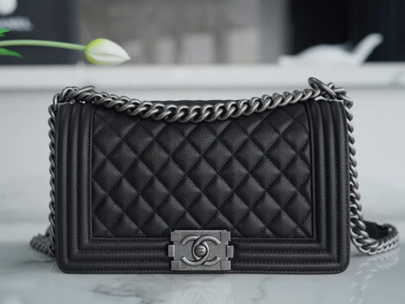 CHANEL LEBOY 25 进口鱼子酱牛皮翻盖包 A67086黑色银扣