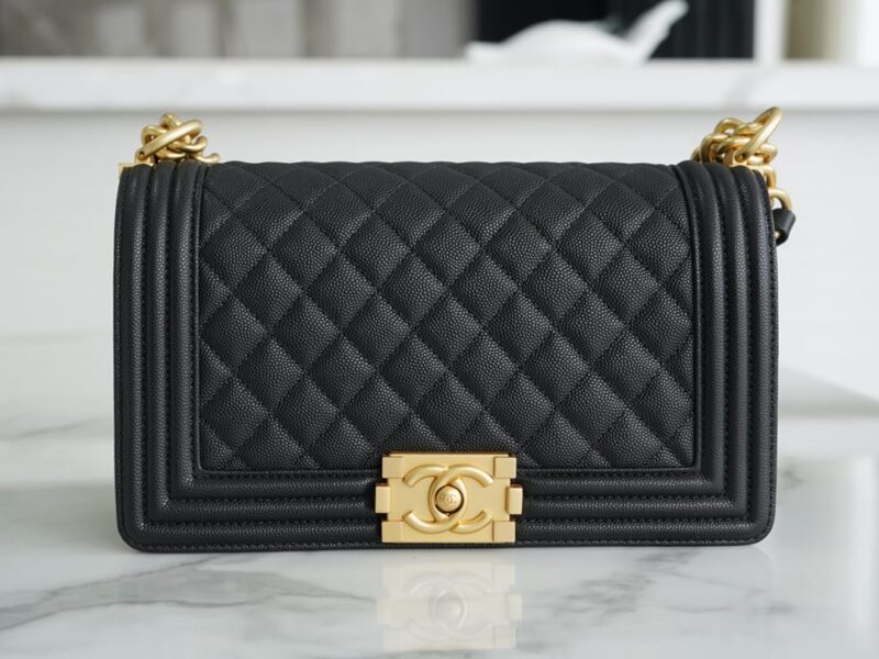 CHANEL LEBOY25 黑色金扣鱼子酱小牛皮口盖包 A67086