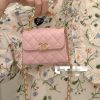 CHANEL 22B 粉色小号珐琅手柄链条包 AP2944