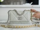 CHANEL 19 WOC 链条包 AP0957浅灰色/银扣