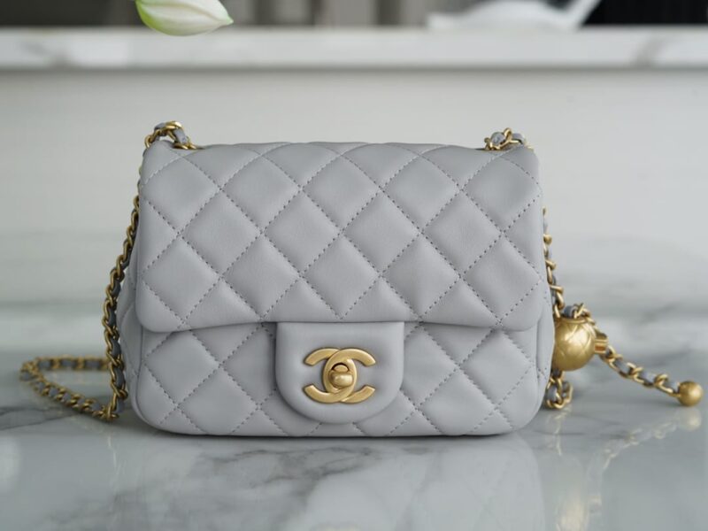 CHANEL 金属球方胖子18CM浅灰色迷你口盖包 AS1786