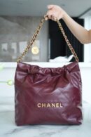 CHANEL 22 小号手袋 AS3260酒红色/金扣